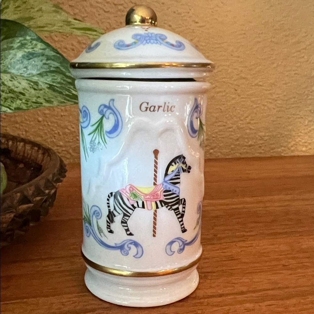Lenox Ceramic Carousel Zebra Garlic Jar with Gold‎ Trim